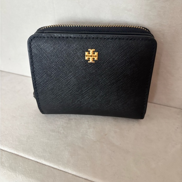 Tory Burch Handbags - Tory Burch Emerson Wallet